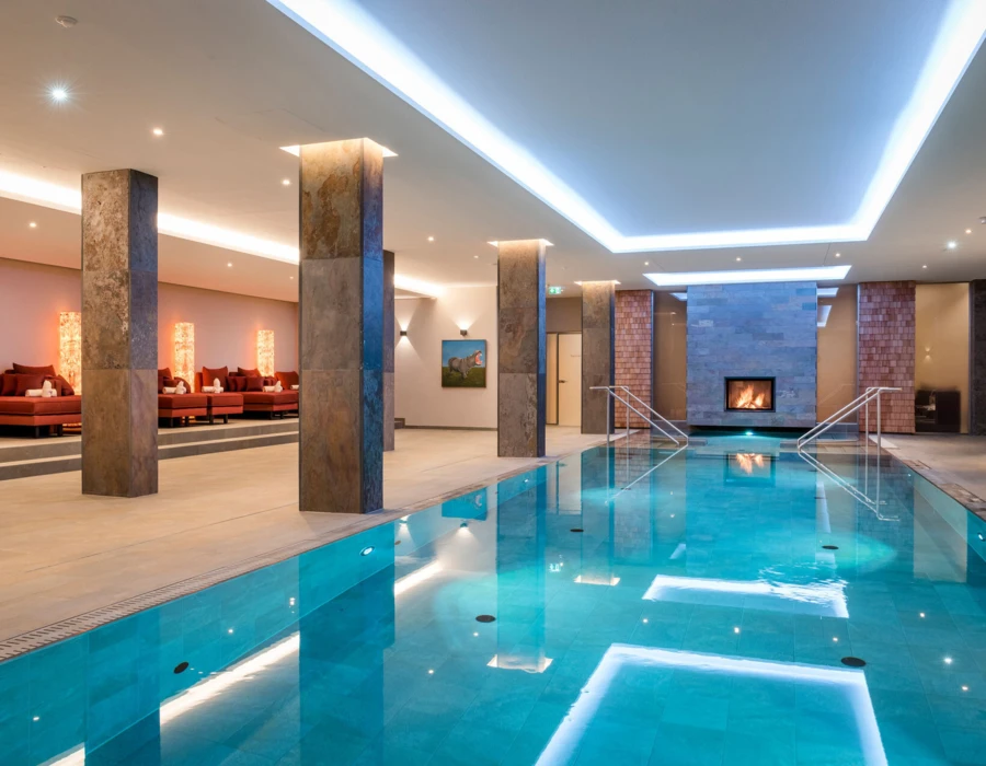 Indoor-Pool mit knisterndem Kaminfeuer