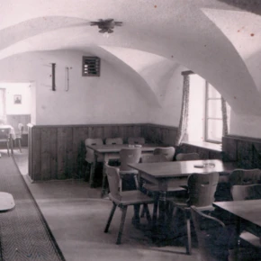 Ein gemütlicher Speisesaal im Hotel Klosterhof mit Tischen und Stühlen, ideal für entspannte Mahlzeiten in Bayerisch Gmain.