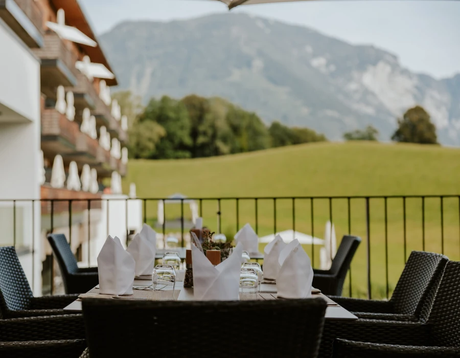 Junge Dame beim Yoga im Wellnesshotel Klosterhof in Bayerisch Gmain