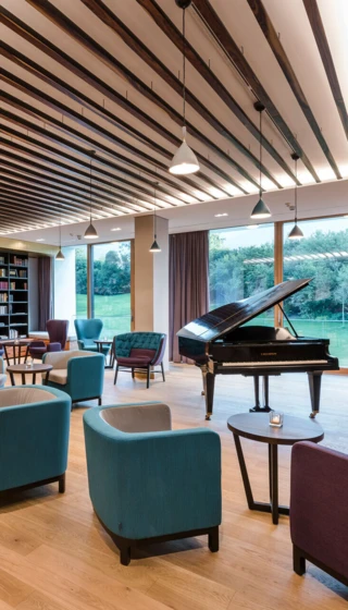 Gem&uuml;tliche Sitzm&ouml;glichkeiten mit Panoramablick in der Bibliothek des Designhotel Klosterhof in Bayern.