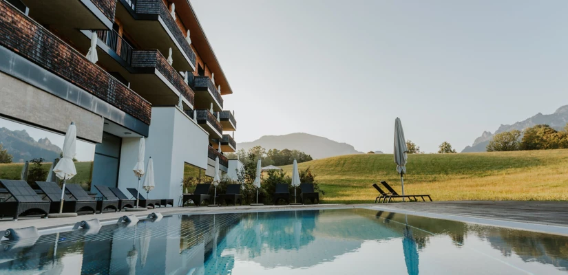 Outdoor-Pool des Wellnesshotels Klosterhof in Bayern