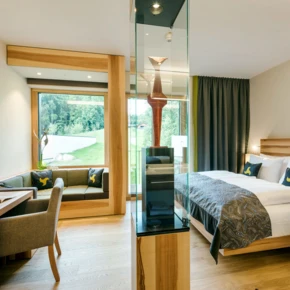 Lichtdurchflutetew Zimmer mit Apfelholz-Ausstattung im Designhotel Klosterhof  in Bayern.