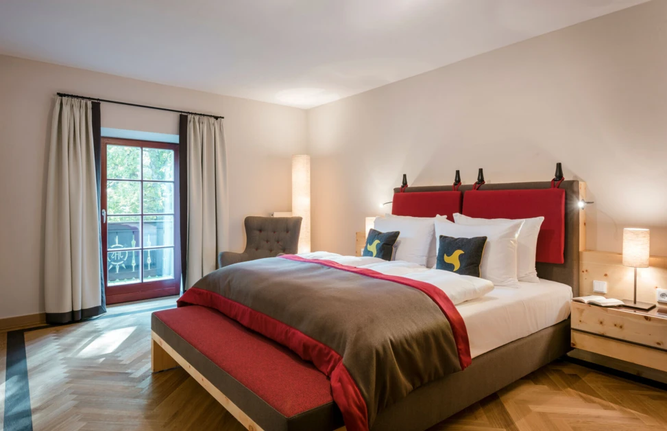 Zirbensuite im Hotel Klosterhof bei Berchtesgaden, einem der sch&ouml;nsten Wellnesshotels mit Zirbenzimmer in Bayern
