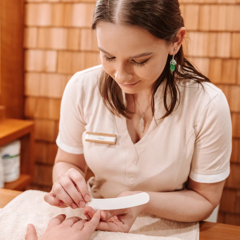Kosmetik-Mitarbeiterin bei der Maniküre im Spa-Hotel Klosterhof.