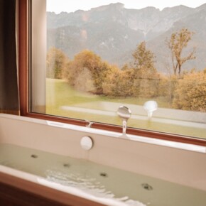Zimmer mit Whirlpool und Blick auf die umliegende Natur im Hotel Klosterhof, Bayern.