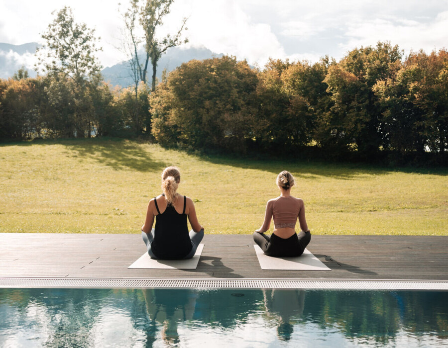 Junge Dame beim Yoga im Wellnesshotel Klosterhof in Bayerisch Gmain