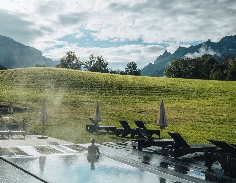 Wellnesshotel in Bayern mit Outdoor-Whirlpool mit Blick auf das Berchtesgadener Land.
