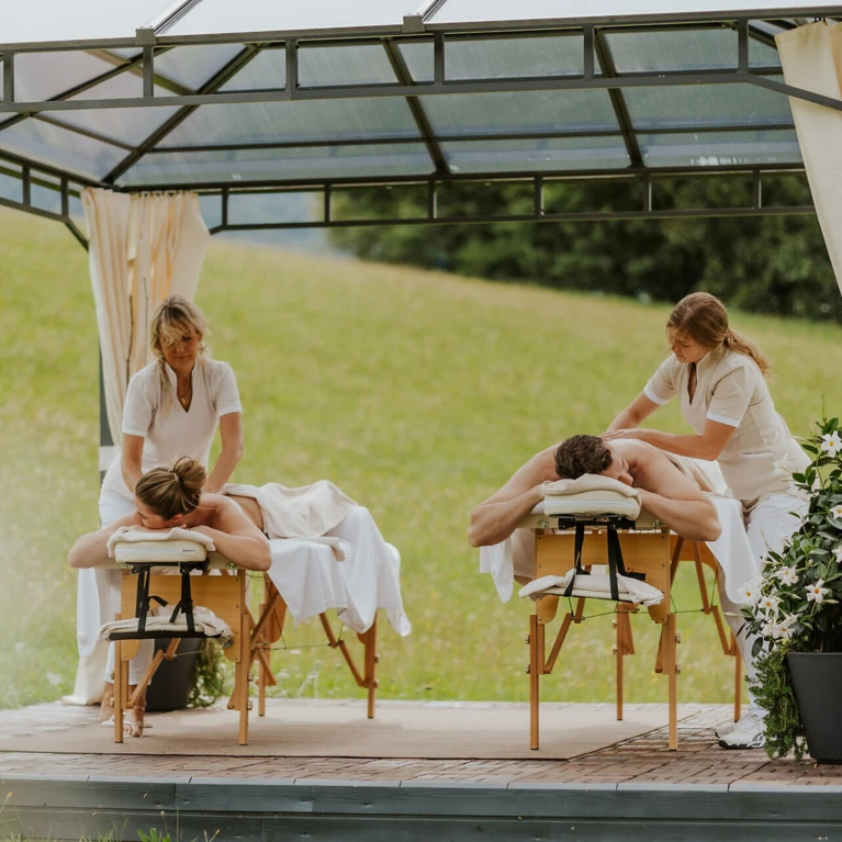 Massage in einem Outdoor-Pavillon im Wellnesshotel Klosterhof in Bayern