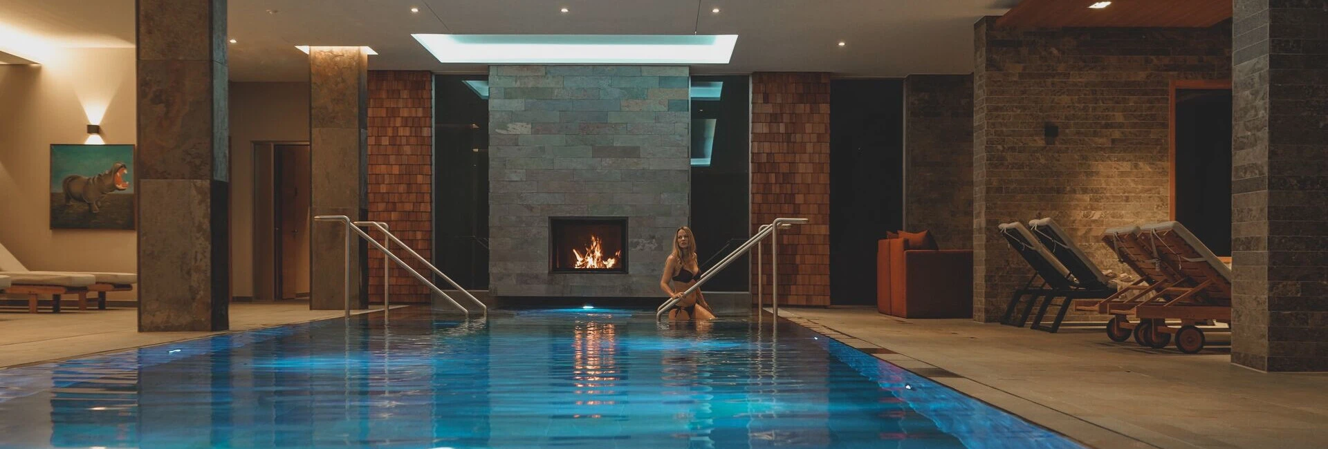 Indoor-Pool mit Kaminlounge im 4 Sterne Superior Spa Hotel Klosterhof in Bayern.