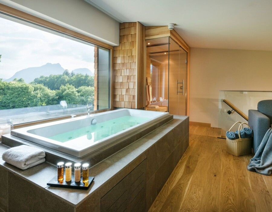 Wellnesshotel in Bayern mit exklusiver Spa Suite mit Whirlpool und Sauna im Zimmer.
