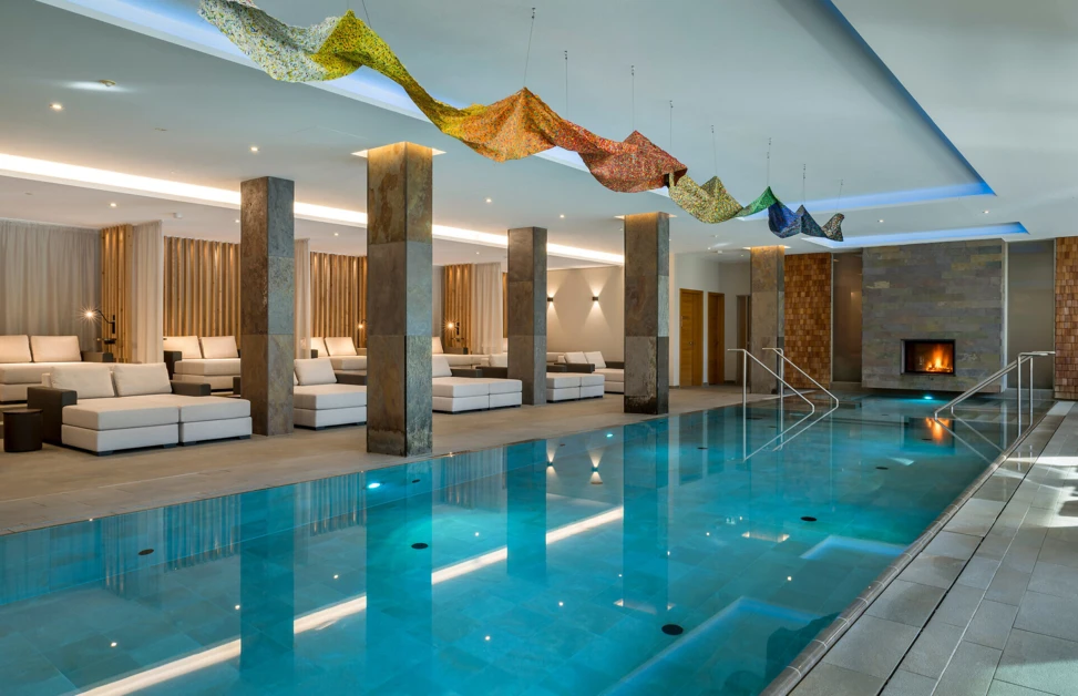 Romantisches Indoor-Hallenbad mit Kamin & Ruhelounges im Klosterhof SPA