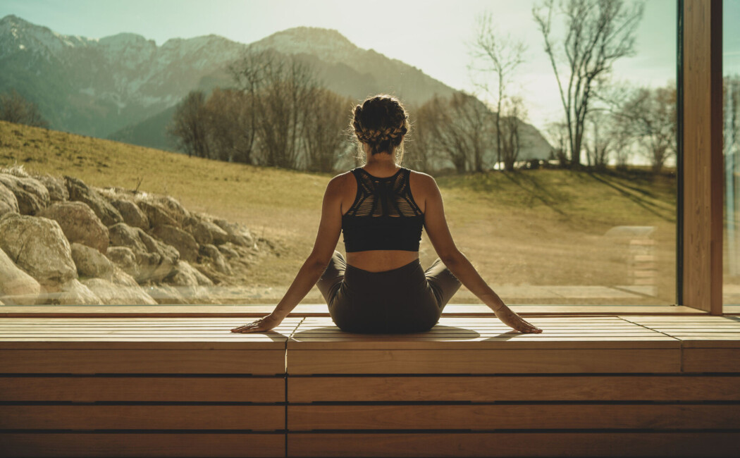 Sauna mit Panoramablick ins Grüne im Wellnesshotel Klosterhof, Berchtesgadender Land.