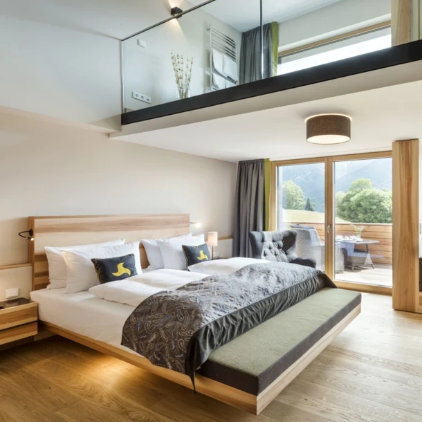 Zimmer mit Whirlpool und Panoramablick im Wellnesshotel in Bayern.