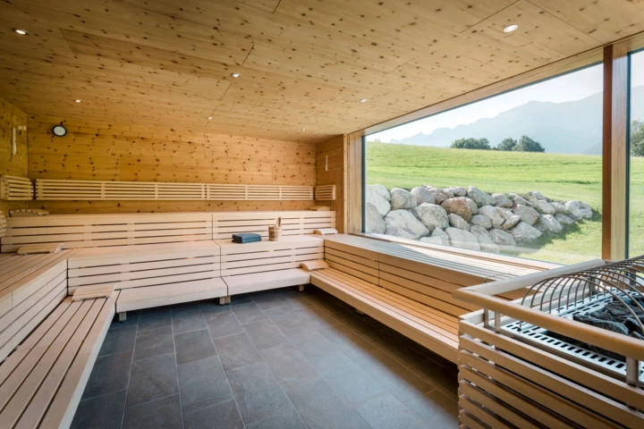 Finnische Sauna mit Blick auf die Berge im Berchtesgadener Land