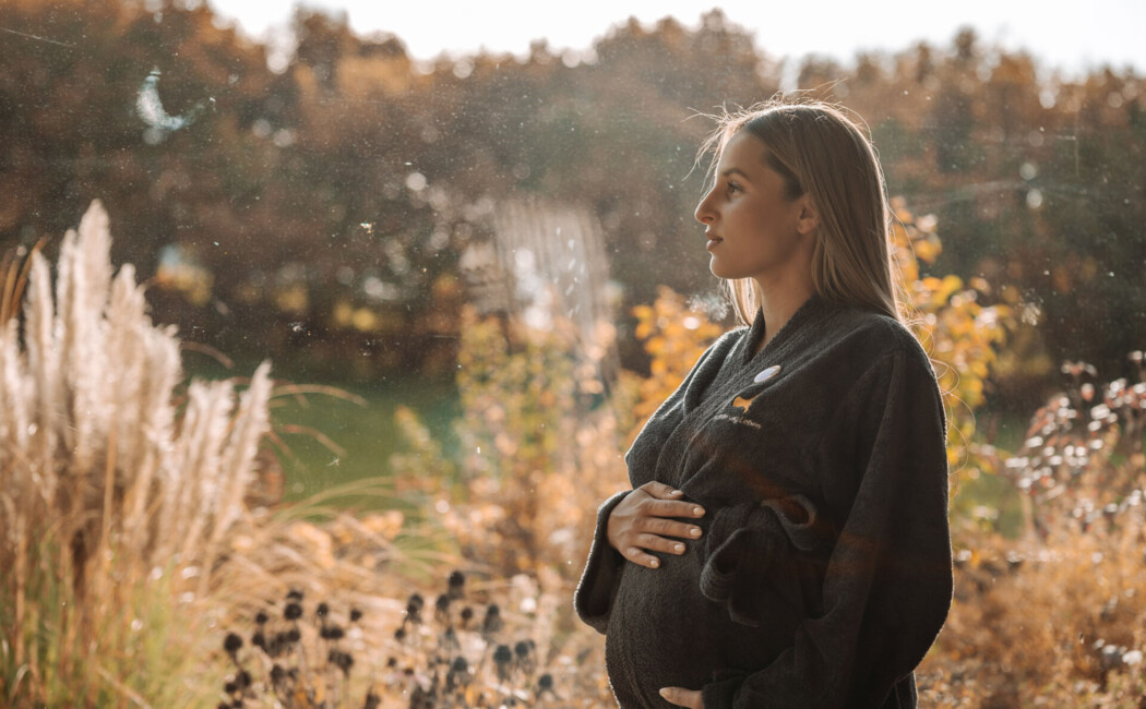 Frau mit Schwangerschaftsbauch im Urlaub im Babymoon-Hotel Klosterhof in Bayern.