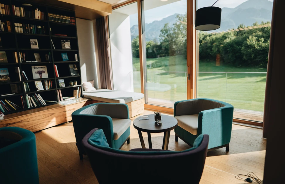Bibliothek mit Sitzgelegenheit und Panoramablick im Honeymoon-Hotel Klosterhof in Bayern.