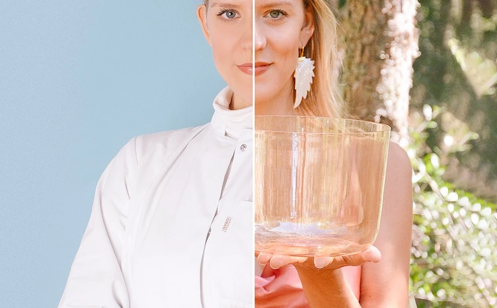 Eine Frau in einem wei&szlig;en Kittel steht links, rechts h&auml;lt sie eine Klangschale in einem Wald. Harmonische Verbindung von Wissenschaft und Natur.