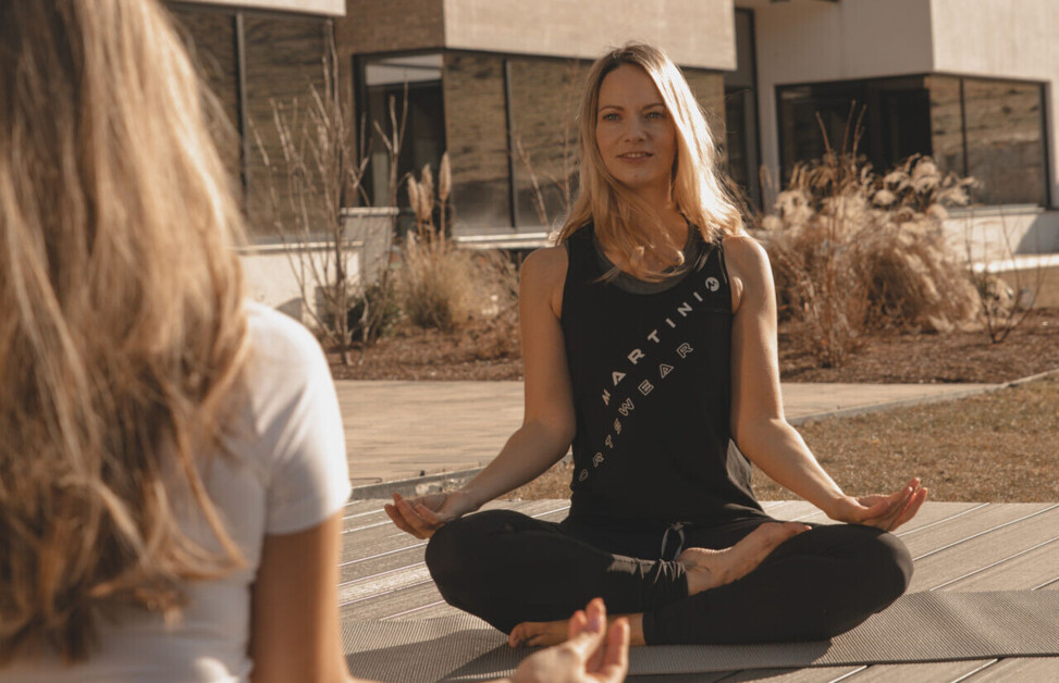 Zwei Damen beim Yoga im Urlaub in Bayern