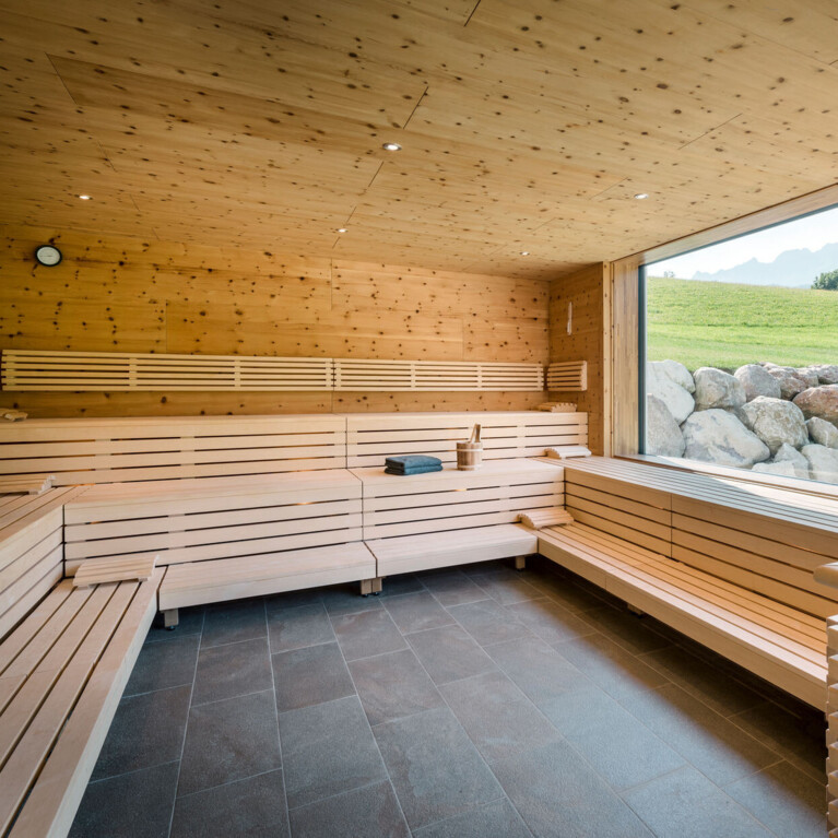 Finnische Sauna mit Blick auf die Berge im Berchtesgadener Land