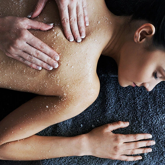 Junge Dame genießt ein Salzpeeling im Spa-Hotel Klosterhof.