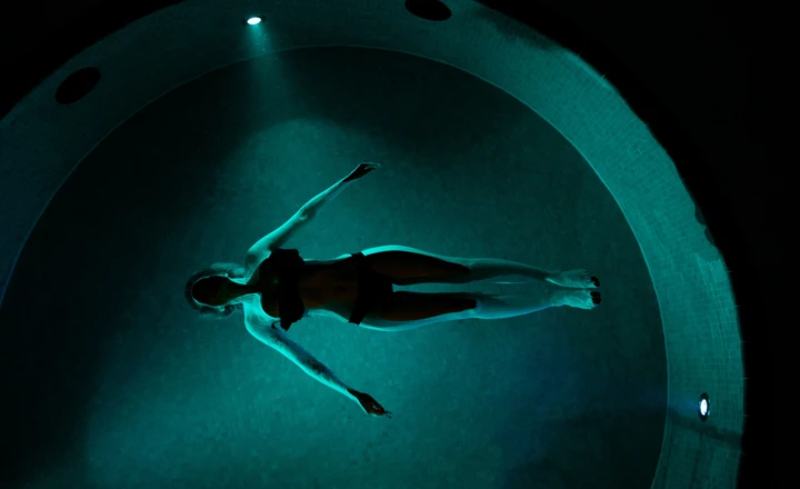 Damen beim Floating im Solebad im Wellneshotel Klosterhof in Bayern