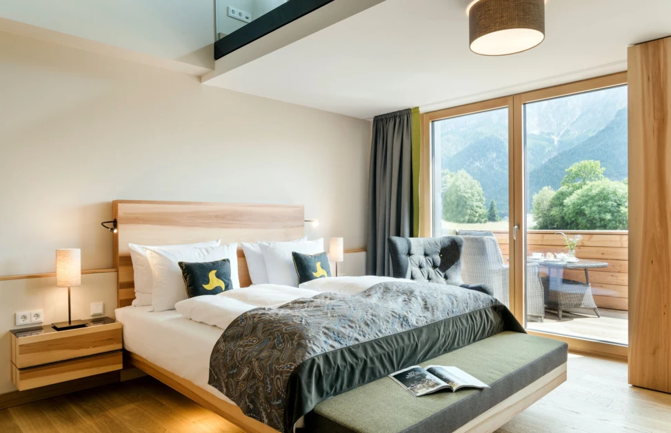 Doppelzimmer mit Whirlpool im Hotel bei Bad Reichenhall mit Balkon und Blick in die unberührte Natur.