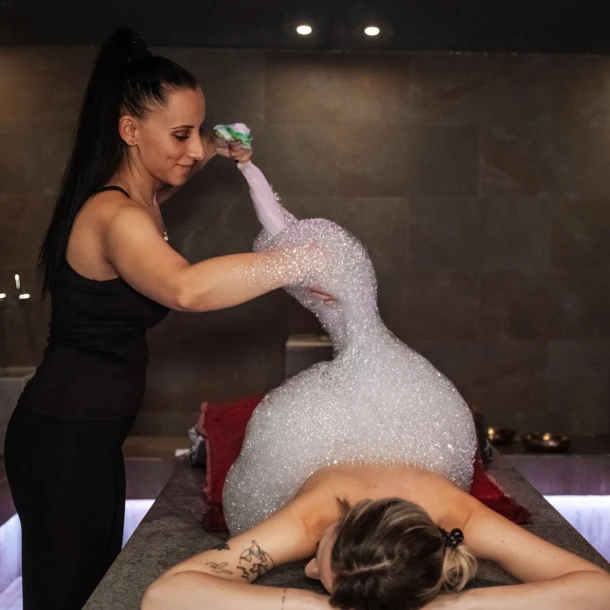 Orientalische Seifenschaummassage im Spa-Hotel Klosterhof.