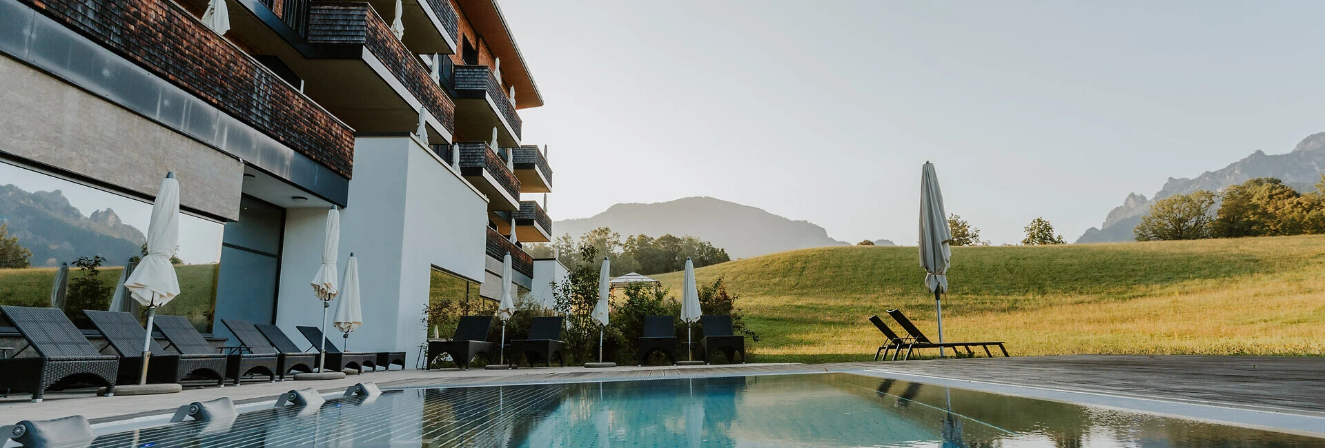 Entspannen im Außen-Pool des 4 Sterne Superior Hotels Klosterhof in Bayerisch Gmain.
