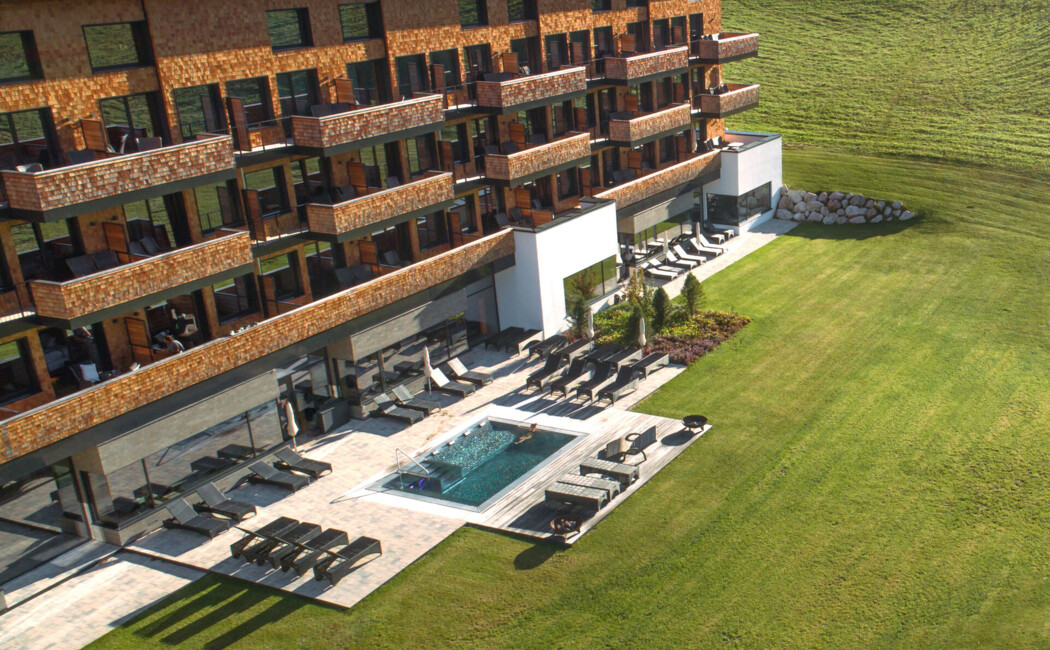 Hallenbad mit Panoramablick im Wellnesshotel Klosterhof, Bayern