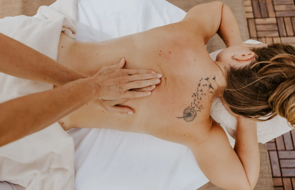 Eine Person erhält eine entspannende Rückenmassage im Hotel Klosterhof.