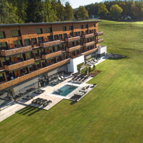 Blick auf das Hotel Klosterhof, ihr perfektes Hideaway für Honeymoon in Bayern.