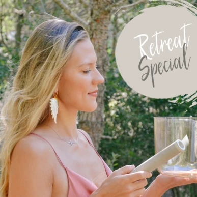 Frau mit langen Haaren h&auml;lt eine Klangschale in der Natur, umgeben von B&auml;umen. Text: "Retreat Special".