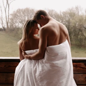 Pärchen im Hotelzimmer mit Whirlpool und Sauna im Wellnesshotel Klosterhof in Bayern
