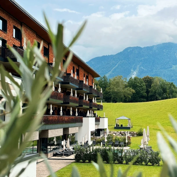 Das Hotel Klosterhof in Bayerisch Gmain mit Blick auf die Alpen und einem einladenden Wellnessbereich.