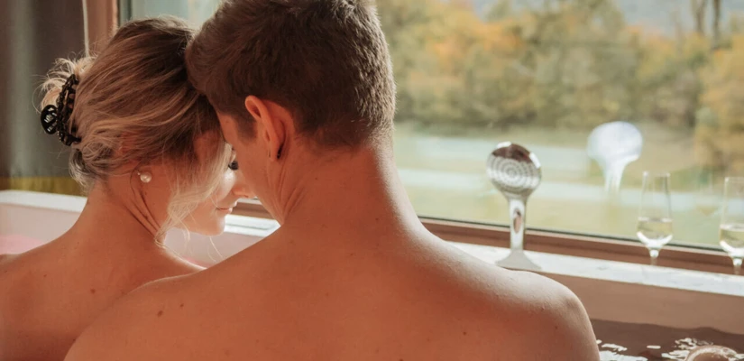 Pärchen bei einer wohltuenden Spa-Anwendungen für zwei im Hotel Klosterhof, Bayern.