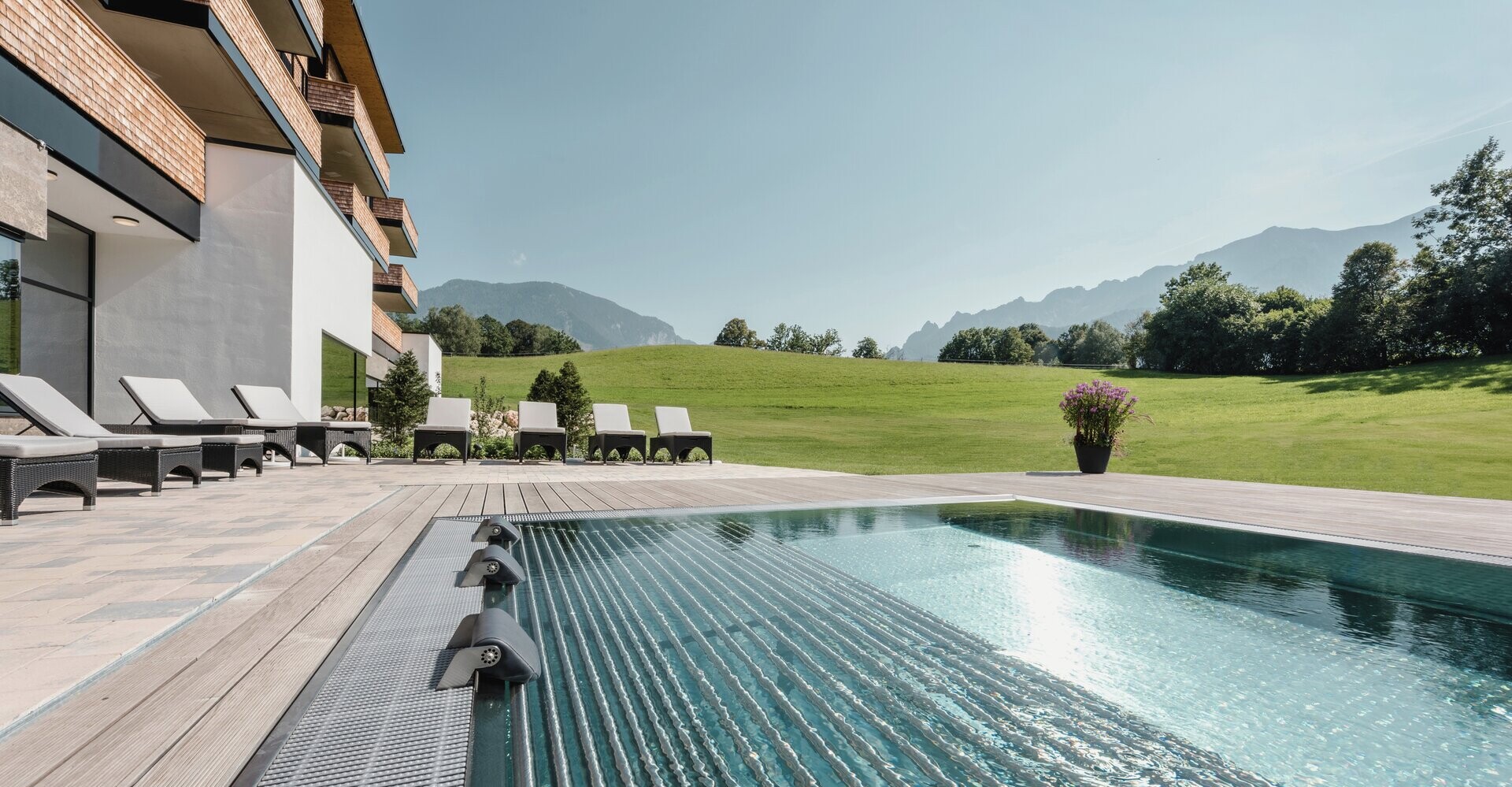 Entspannen im Außen-Pool des 4 Sterne Superior Hotels Klosterhof in Bayerisch Gmain.