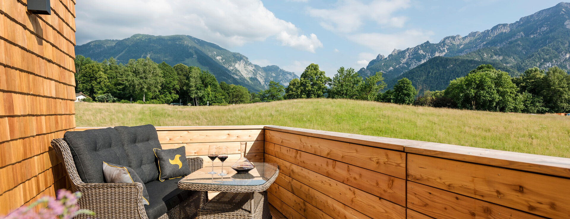 Wellnesshotel bei Bad Reichenhall in exklusiver Alleinlage mit Blick auf die umliegenden Berge.