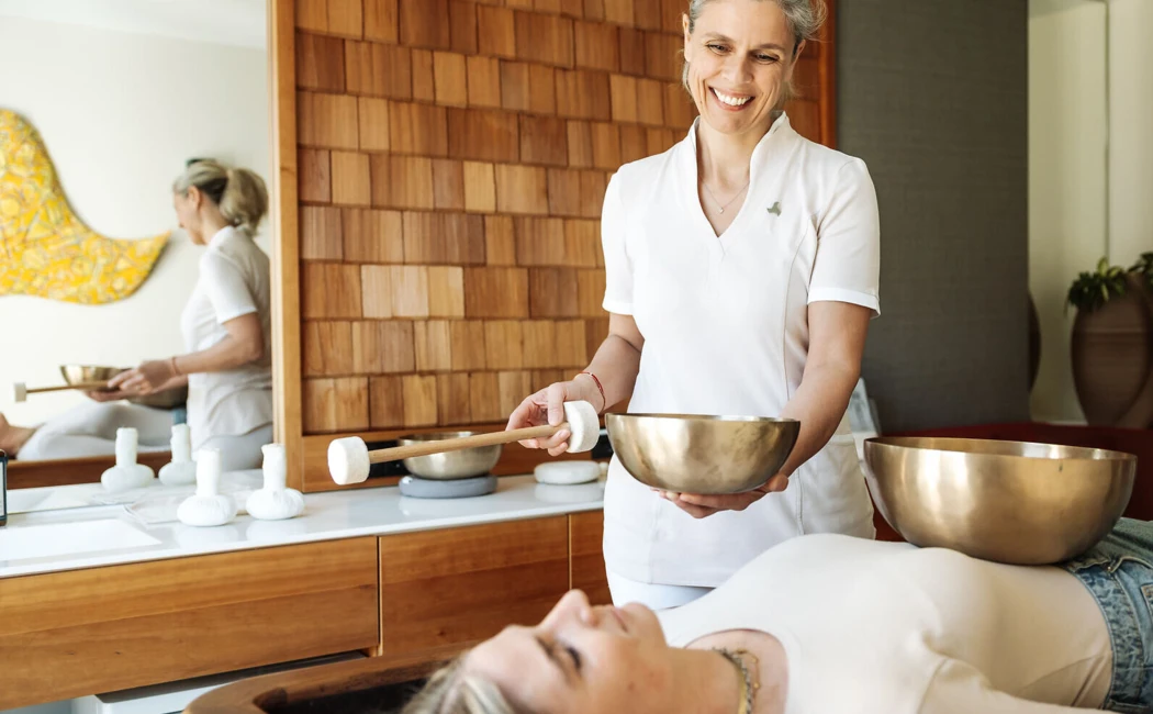 2 junge Damen im Panorama-Ruheraum des Wellnesshotel Klosterhof im Berchtesgadener Land.