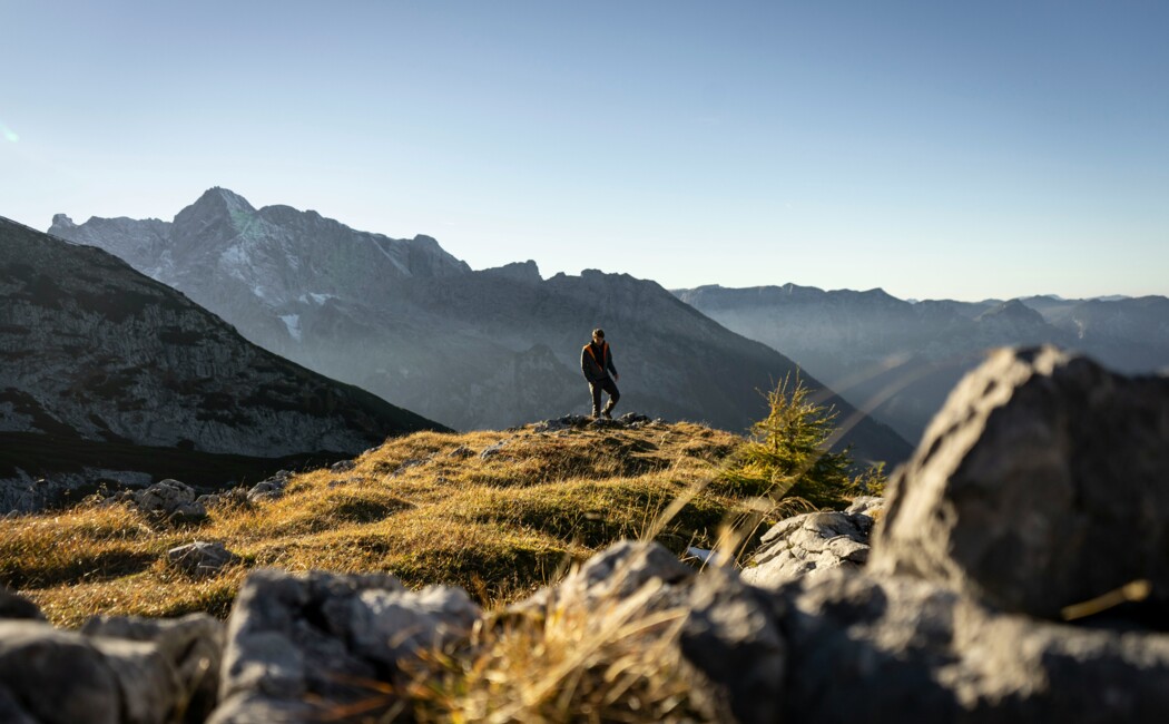Wandern im Berchtesgadener Land - ein Wanderer genießt die Aussicht und mystische Stimmung am Berg.