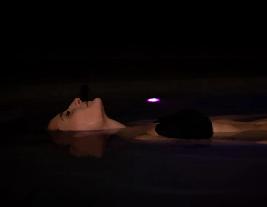 Junge Dame beim Floaten im Alpen Soledom des Spa-Hotel Klosterhof in Bayern.