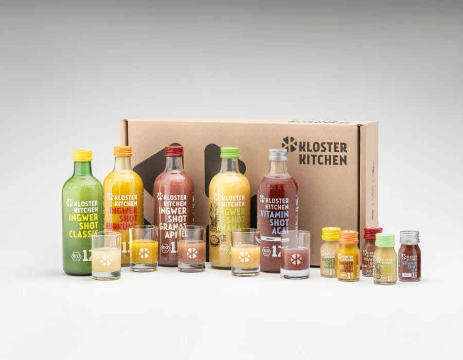 Vielfältige Auswahl an Kloster Kitchen Shots, darunter Ingwer, Vitamin und Fruchtvarianten, präsentiert in ansprechender Verpackung.