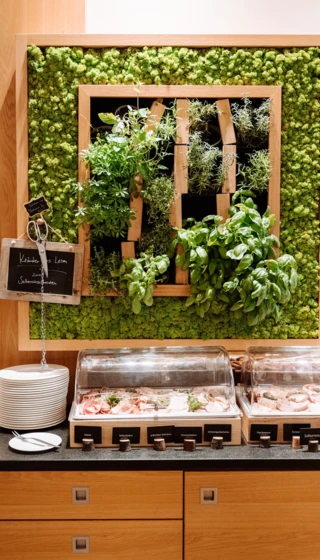 Buffet mit frischen Kr&auml;utern und Aufschnitt im Hotel Klosterhof, Bayerisch Gmain. Stilvolles Ambiente mit nat&uuml;rlicher Dekoration.