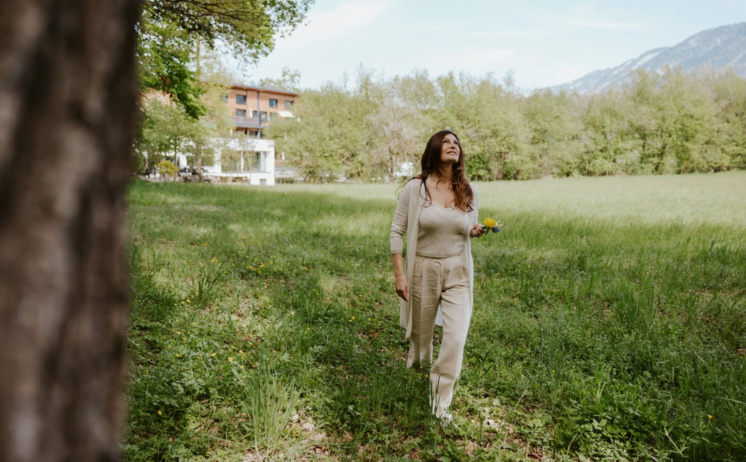 Eine Dame lacht gl&uuml;cklich & zufrieden w&auml;hrend ihres Urlaubes im Fastenhotel