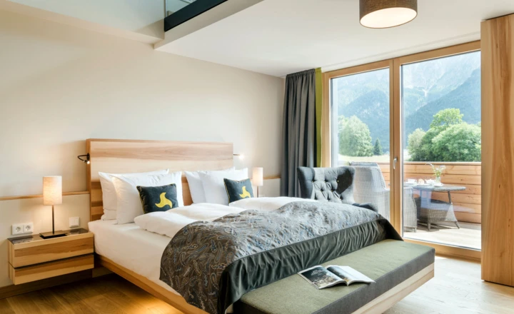 Doppelzimmer mit Whirlpool im Hotel bei Bad Reichenhall mit Balkon und Blick in die unberührte Natur.