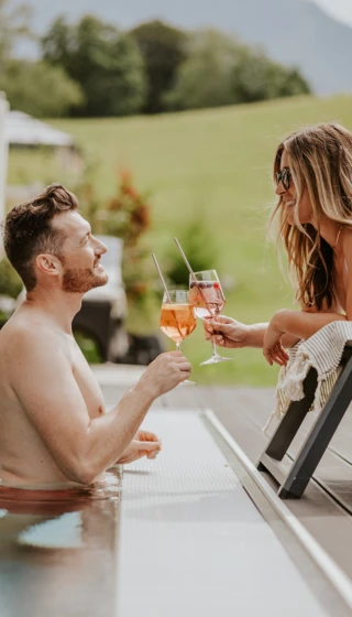 Verliebtes Paar in den Flitterwochen im Klosterhof in Bayern