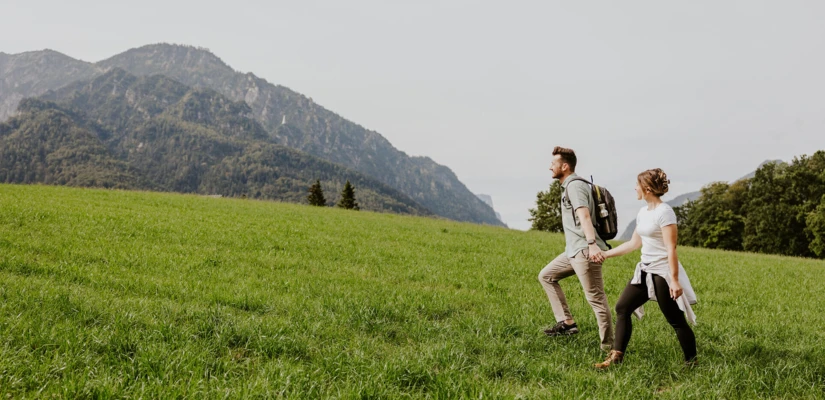4 Wanderer in der Allee vor dem Wellnesshotel Klosterhof in Bayern.