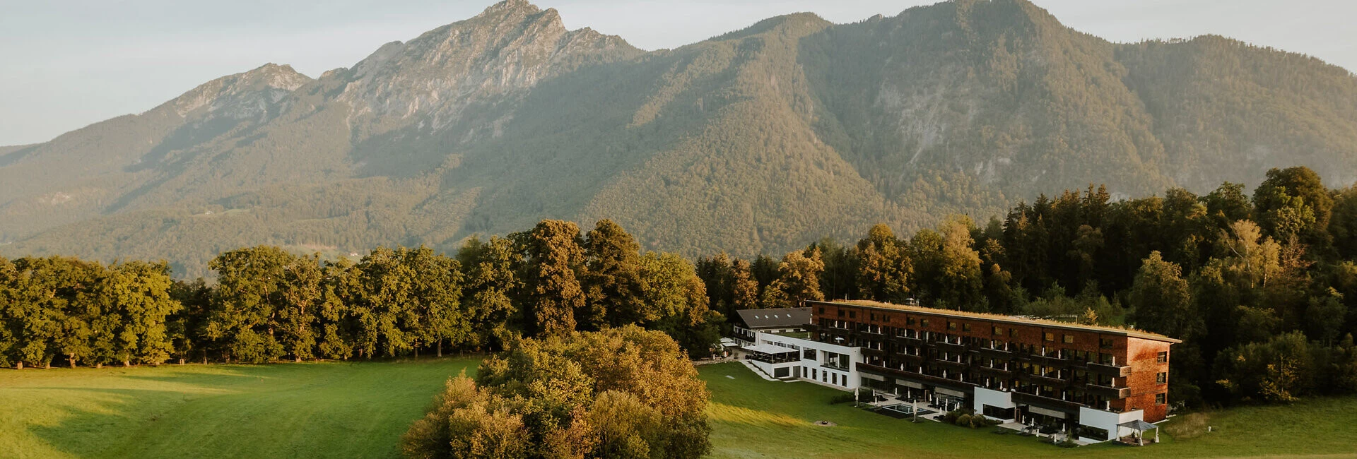 Das Hotel Klosterhof liegt malerisch in Bayerisch Gmain, umgeben von Bergen und Wiesen, ideal für Erholung und Wellness.