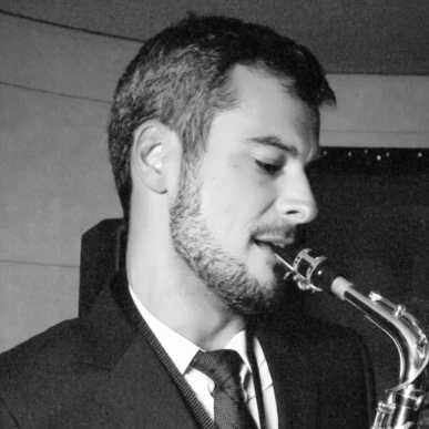 Ein Musiker spielt Saxophon in eleganter Kleidung, umgeben von einem stilvollen Ambiente im Hotel Klosterhof, Bayerisch Gmain.