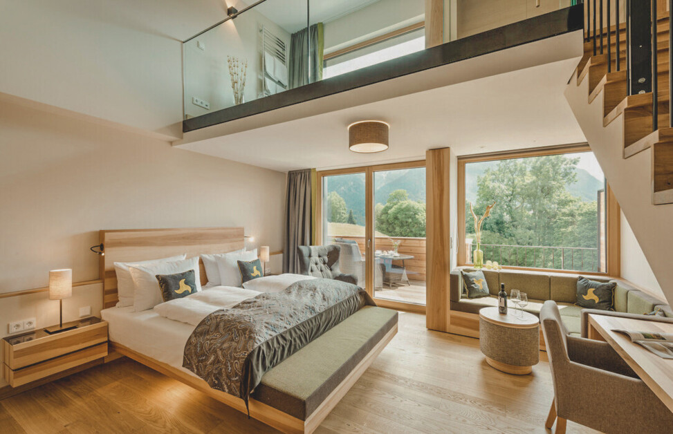 Luxuriöse Suite mit Whirlpool und großem Doppelbett im Hotel Klosterhof in Bayerisch Gmain