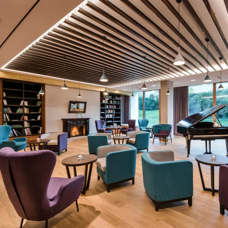 Gemütliche Sitzmöglichkeiten mit Panoramablick in der Bibliothek des Designhotel Klosterhof in Bayern.